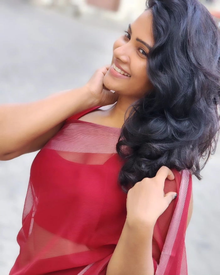 \"Captivating Snapshots of Dhivya Duraisamy: The Latest Trending Visuals\"