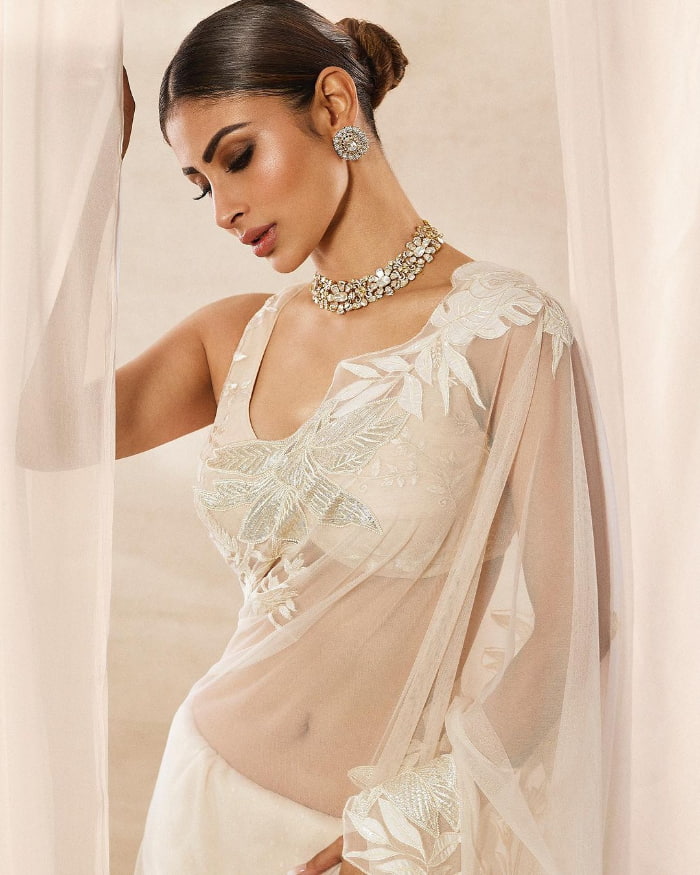 \"Captivating Mouni Roy's Latest Stills: A Visual Delight!\"