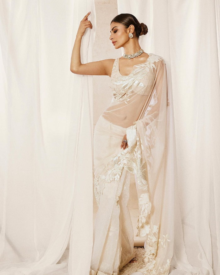 Captivating Mouni Roy's Latest Stills: A Visual Delight!
