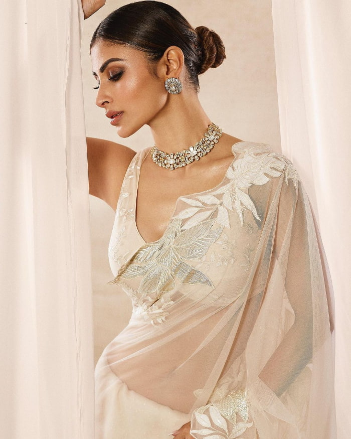 \"Captivating Mouni Roy's Latest Stills: A Visual Delight!\"