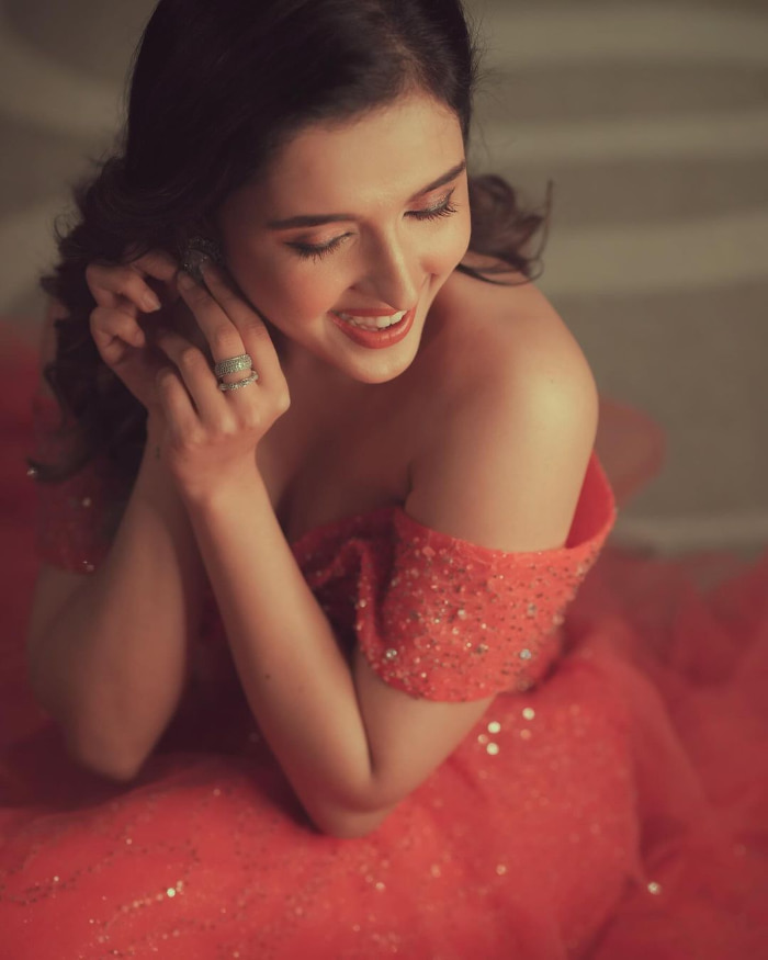 \"Captivating Shots of Shirley Setia: A Visual Delight for Fans\"