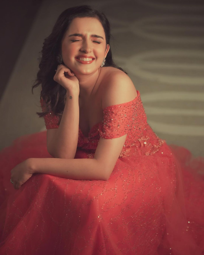 \"Captivating Shots of Shirley Setia: A Visual Delight for Fans\"