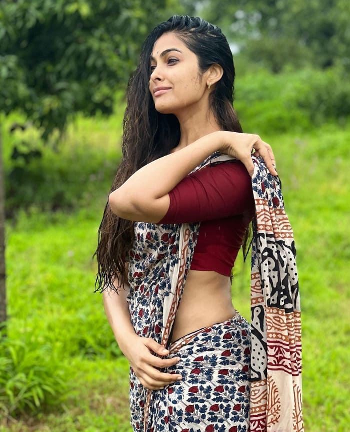  \"Captivating Snaps of Divi Vadthya: A Trending Sensation\"
