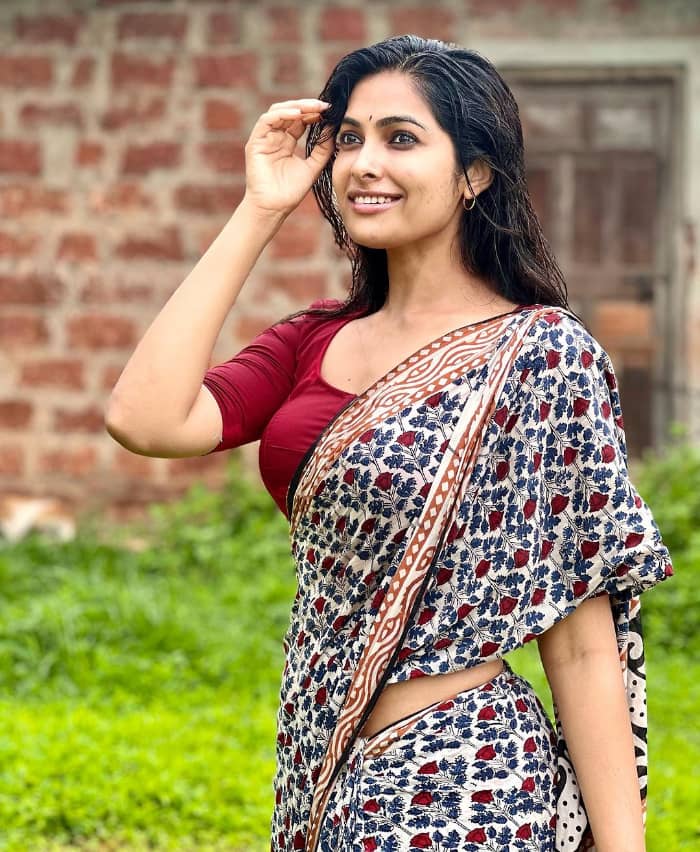  \"Captivating Snaps of Divi Vadthya: A Trending Sensation\"