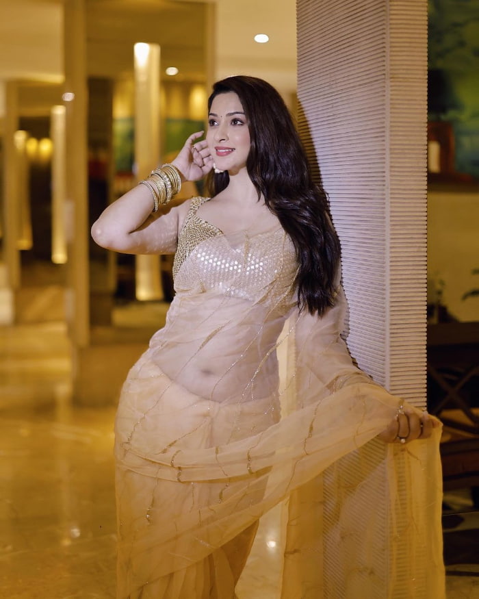 \"Trending Snapshot: Eshanya's Newest Photos in 2023