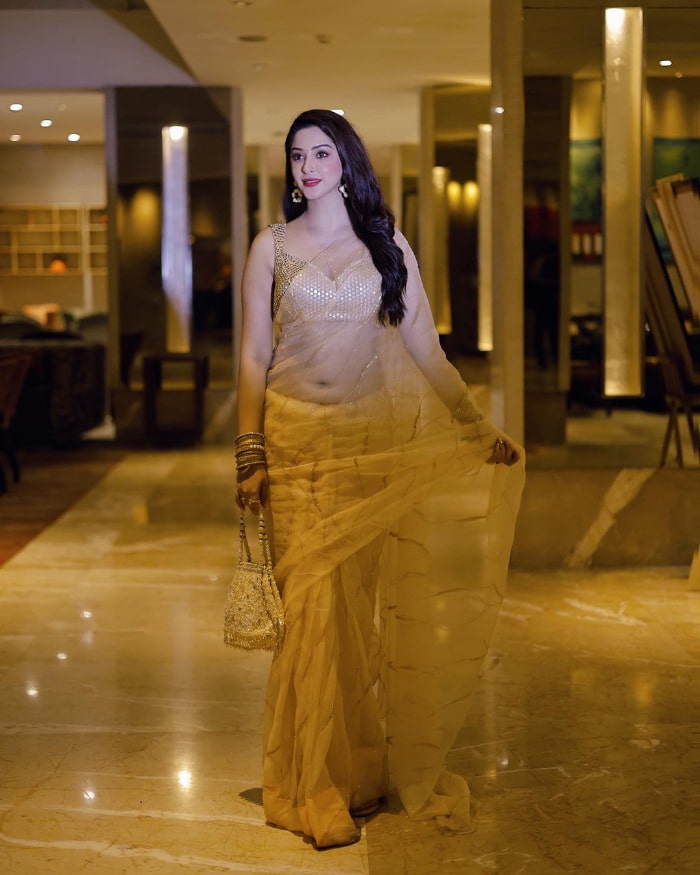 Trending Snapshot: Eshanya's Newest Photos in 2023