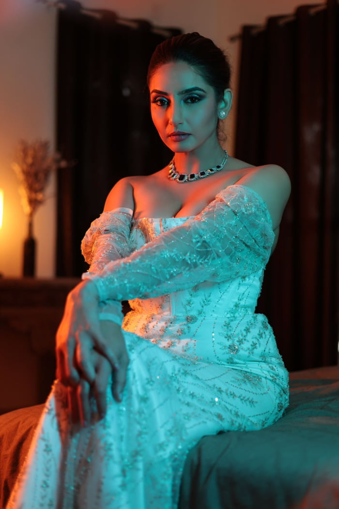 \"Trending Hashtags and Stunning Snapshots: Ragini Dwivedi's Sizzling Photos\"