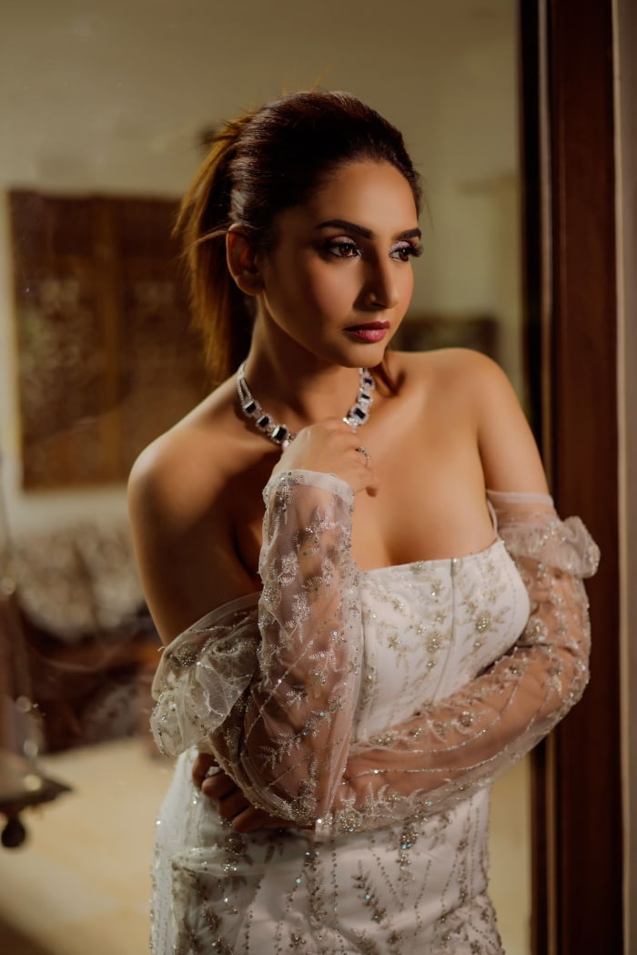 \"Trending Hashtags and Stunning Snapshots: Ragini Dwivedi's Sizzling Photos\"