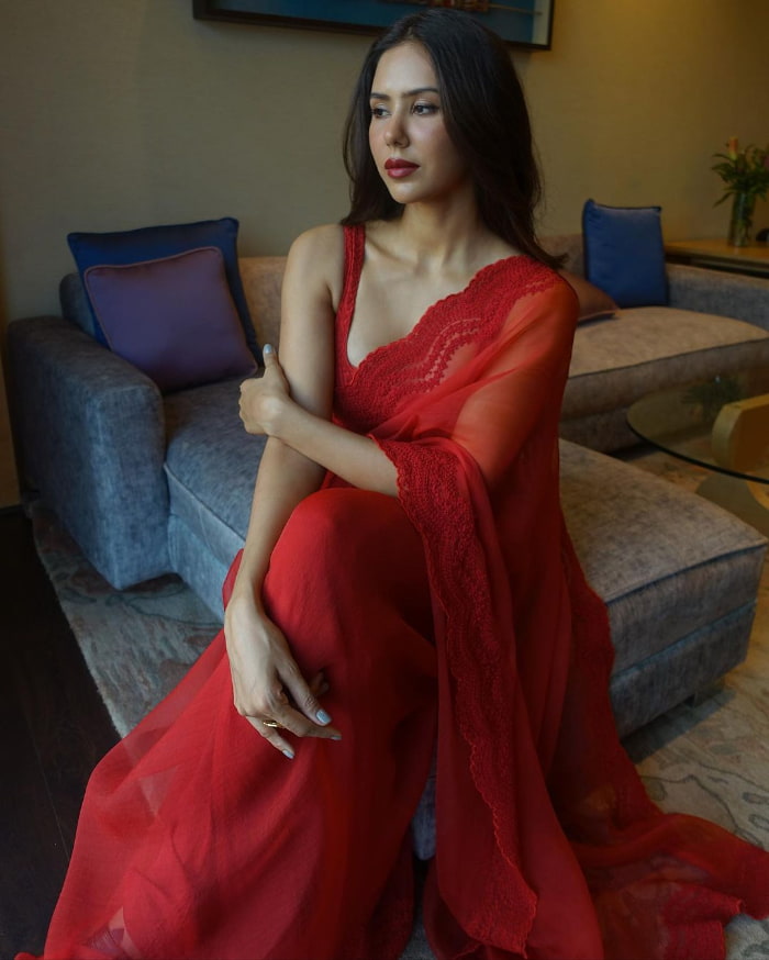 \"Stunning Sonam Bajwa Pictures: A Visual Delight for Fans\"