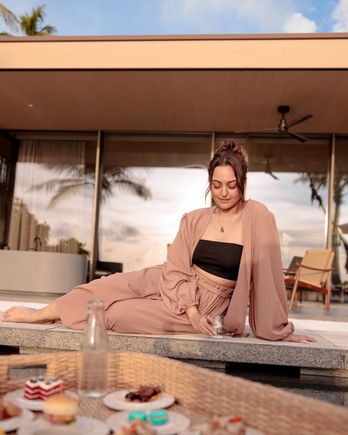  \"Stunning Photos of Sonakshi Sinha: Sizzle in Style with Bollywood's Diva\"