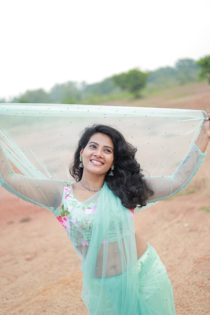\"Captivating Snapshots of Dhivya Duraisamy: A Visual Delight\"