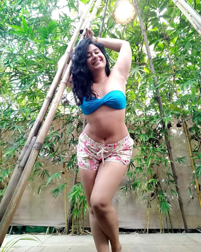  \"Captivating Poonam Bajwa Stills: Explore the Elegance\"