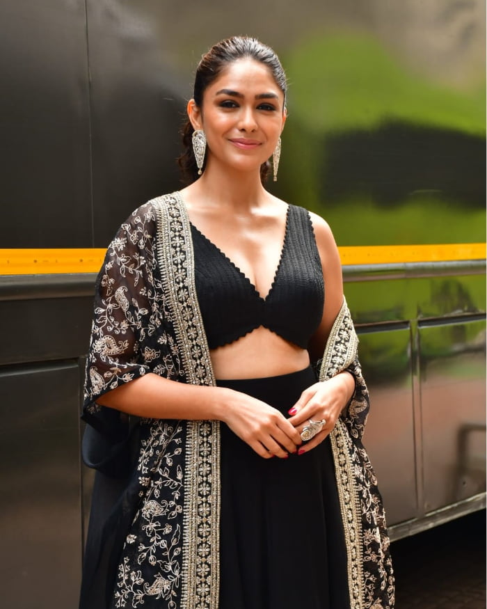 \"Captivating Snaps Featuring Mrunal Thakur: A Visual Delight!\"