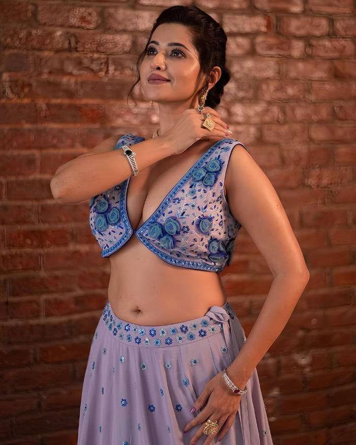 \"Trending Visuals: Captivating Ridheema Tiwary's Stunning Photoshoot\"