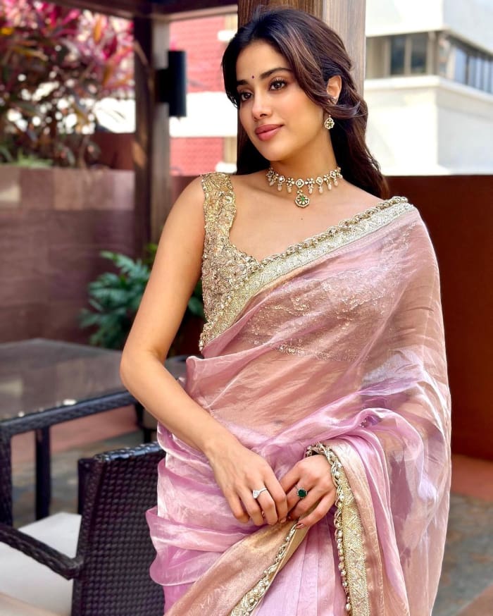 \"Trending Janhvi Kapoor: Fresh and Exclusive Photo Gallery\"