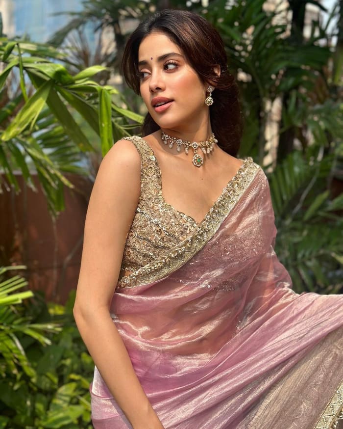 \"Trending Janhvi Kapoor: Fresh and Exclusive Photo Gallery\"
