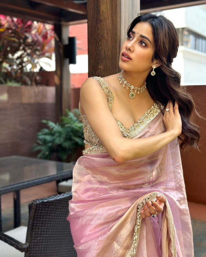 \"Trending Janhvi Kapoor: Fresh and Exclusive Photo Gallery\"