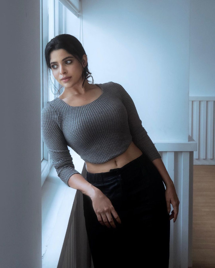 \"Trending Divya Bharathi: Scorching Photos and Stunning Snapshots\"