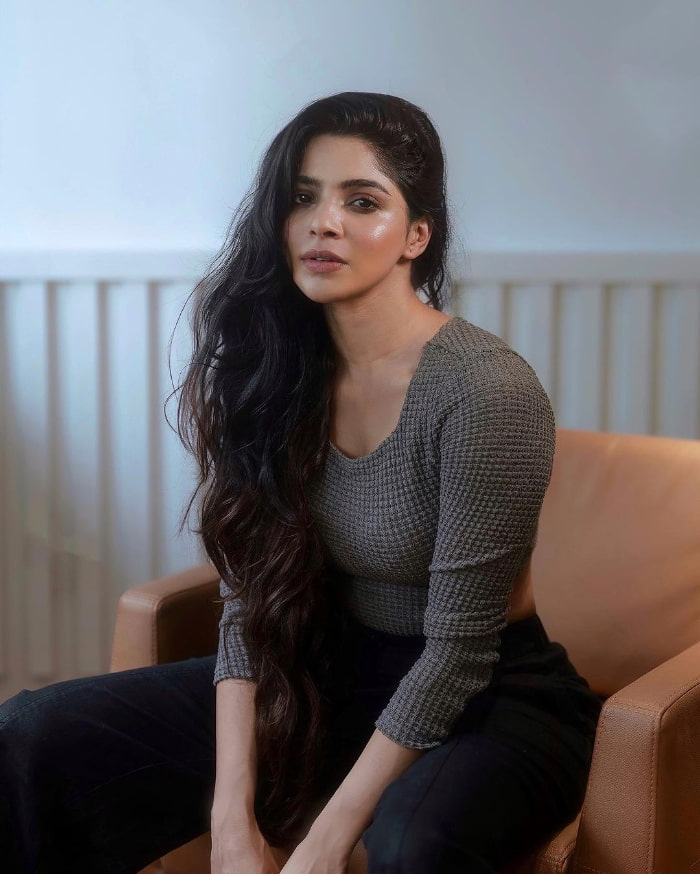 Trending Divya Bharathi: Scorching Photos and Stunning Snapshots