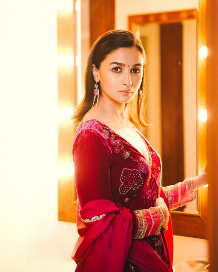 Gorgeous Alia Bhatt in Stunning Pictures: Explore the Latest Shots