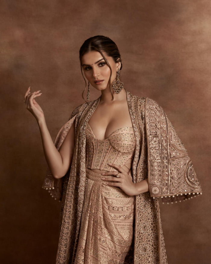 \"Captivating Shots of Tara Sutaria: The Latest Trend in Bollywood Glamour\"