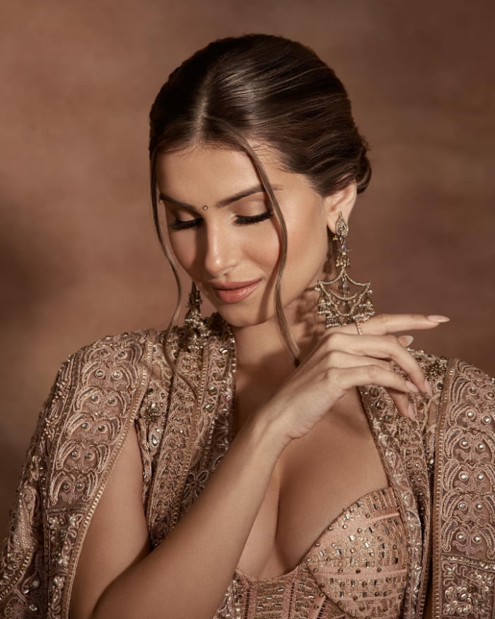 \"Captivating Shots of Tara Sutaria: The Latest Trend in Bollywood Glamour\"