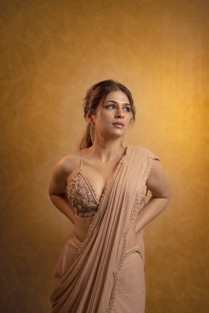 Trending Photos: Shraddha Das Sizzles in Stunning Images