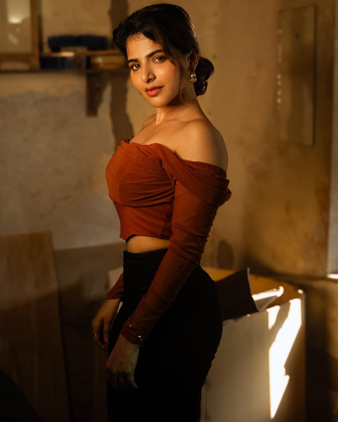 \"Captivating Aiswarya: Stunning Photos to Enchant Your Senses\"