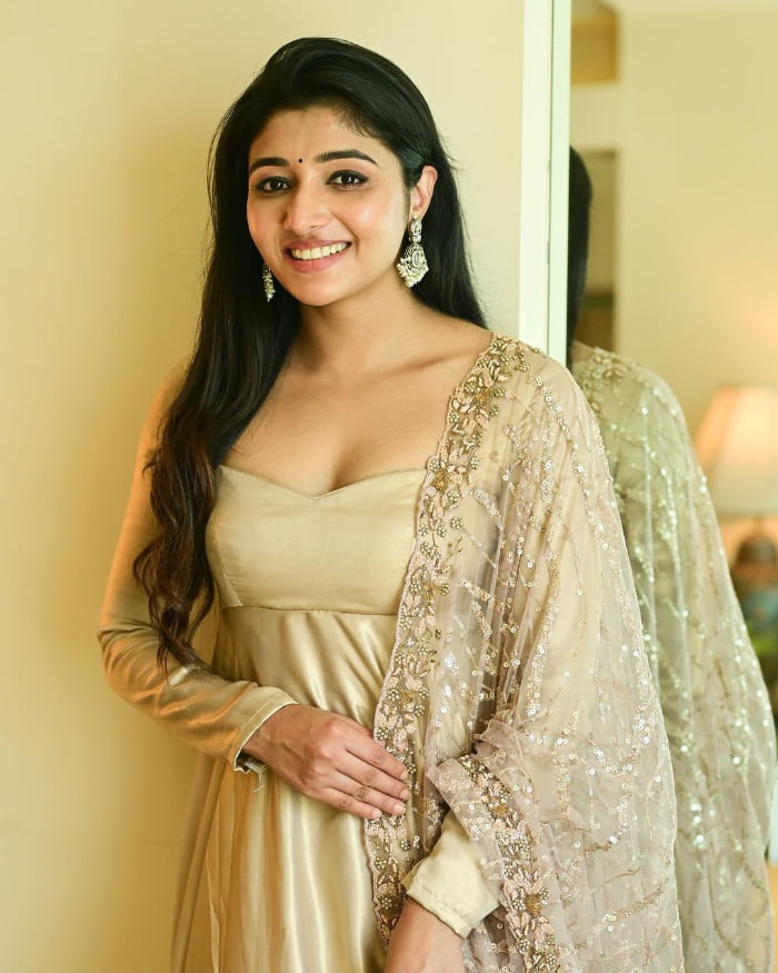  "Hot and Trending: Captivating Photos Featuring Mirna Menon