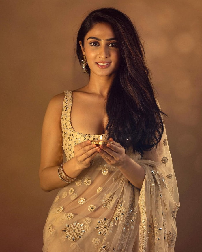 \"Captivating Photos Featuring Deepti Sati - A Stunning Visual Delight!\"