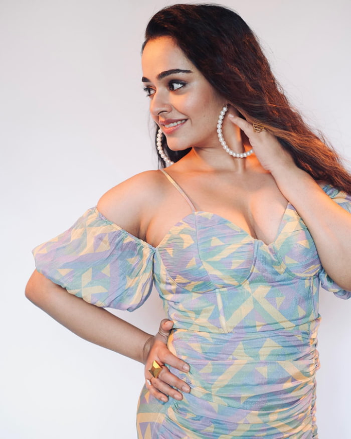  "Captivating Snapshots Featuring Apoorva Arora: A Visual Delight