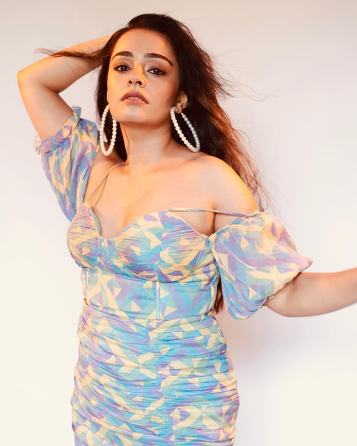  \"Captivating Snapshots Featuring Apoorva Arora: A Visual Delight\"