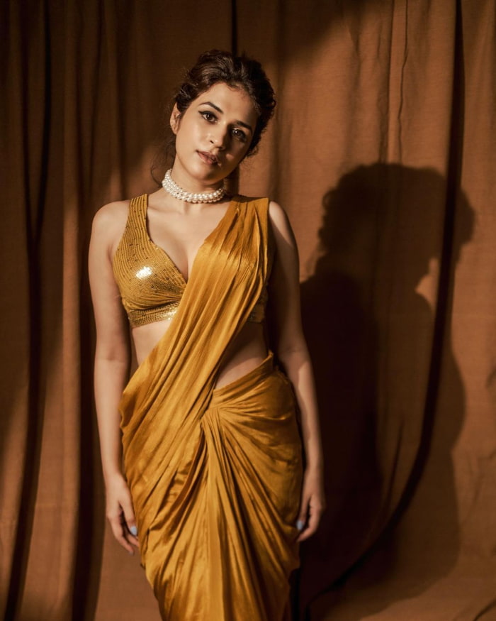 \"Captivating Snapshots of Shraddha Das: A Mesmerizing Gallery\"