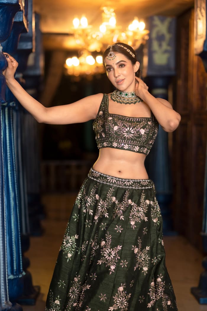 \"Stunning Photoshoot with Parvathy Nair: Captivating Images That'll Leave You Spellbound!\"