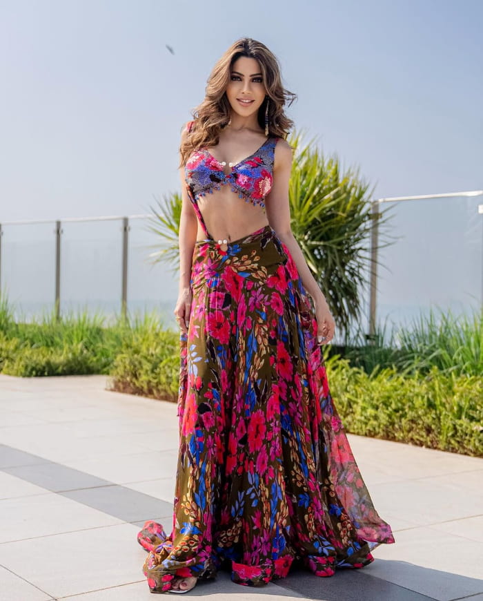 Captivating Snapshots: Nikki Tamboli's Stunning Photos Revealed!