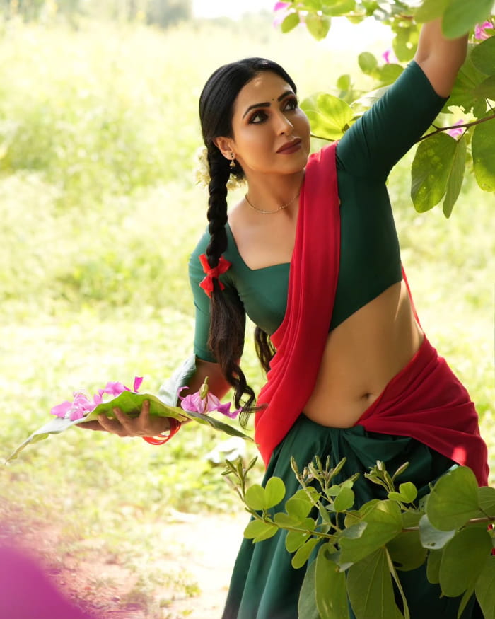  "Captivating Portraits: Discover Nandini Rai's Alluring Photography