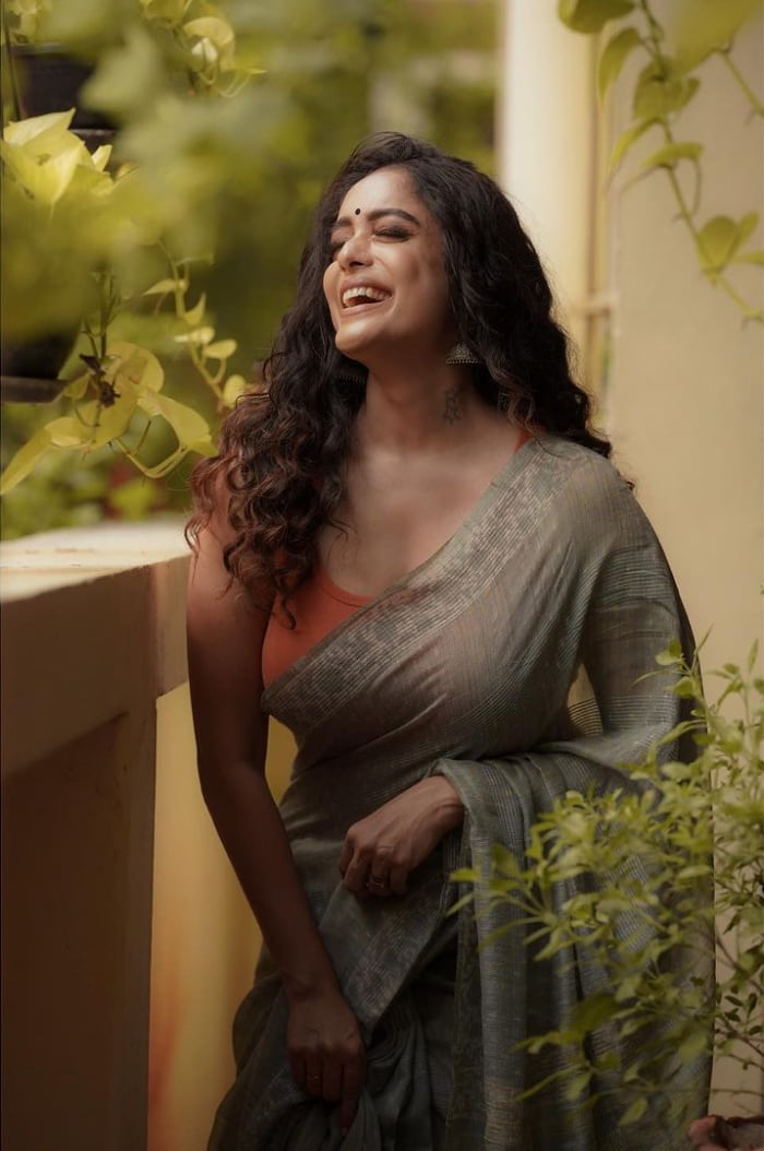 \"Trending Snapshot Gallery: Abhirami Venkatachalam's Newest Captures Unveiled!\"