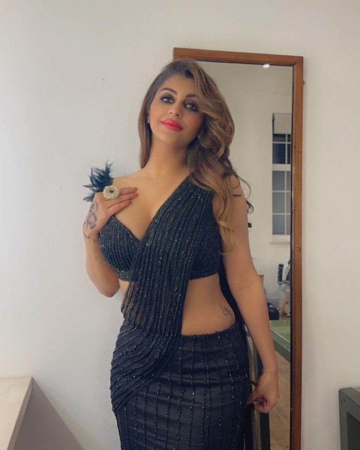  "Captivating Shots Featuring Yaashika Aanand: A Visual Delight!