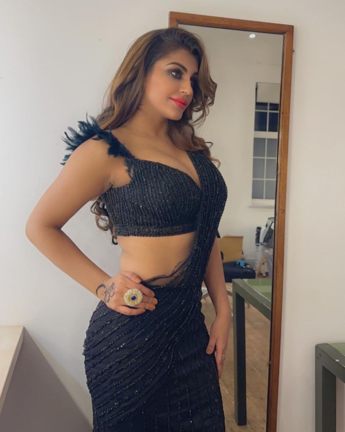  \"Captivating Shots Featuring Yaashika Aanand: A Visual Delight!\"