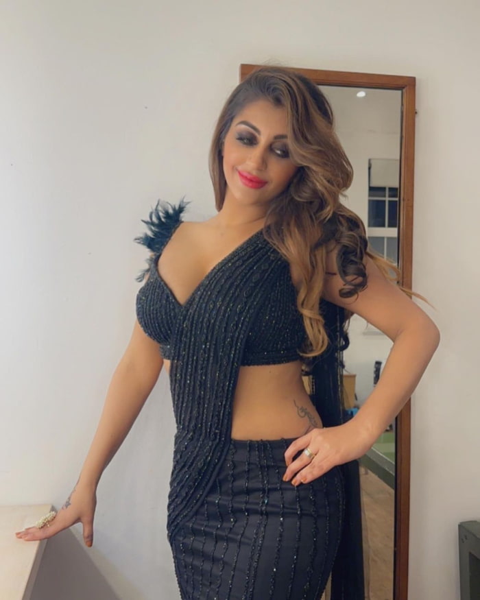  \"Captivating Shots Featuring Yaashika Aanand: A Visual Delight!\"