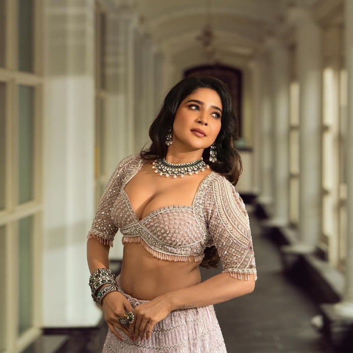 Captivating Moments: Latest Sakshi Agarwal's Stunning Shots