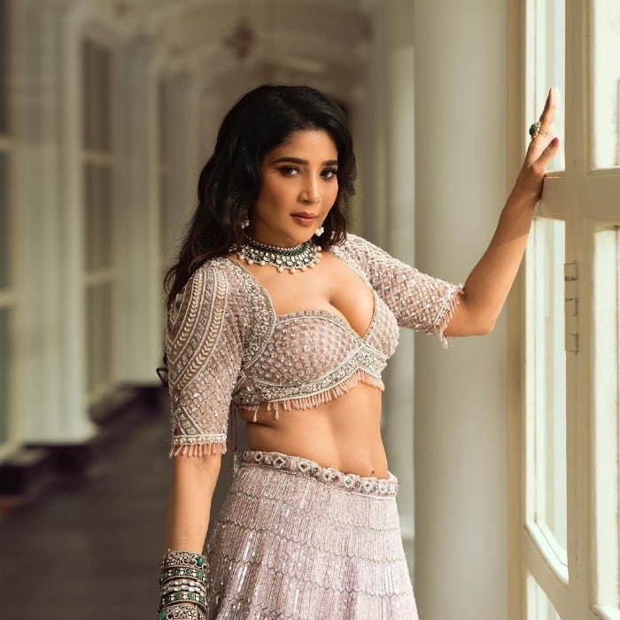 Captivating Moments: Latest Sakshi Agarwal's Stunning Shots