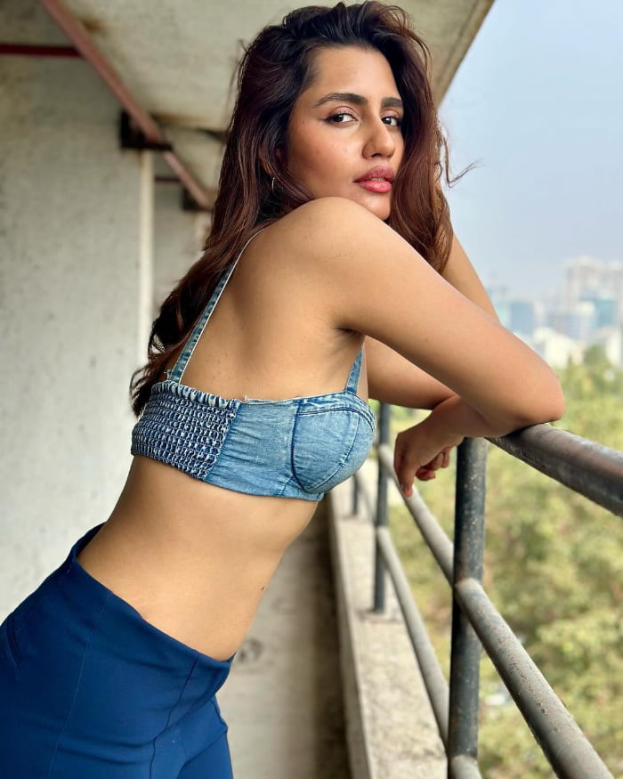  \"Captivating Shots of Anushka Luhar: A Visual Delight for Photography Enthusiasts\"