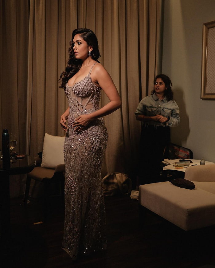 \"Captivating Photos Featuring Bollywood Star Mrunal Thakur | Stunning Images and Moments\"