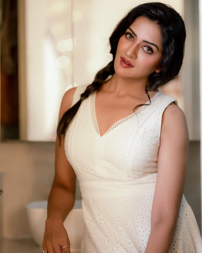 Captivating Vimala Raman: Stunning Photos That Ignite the Screen!