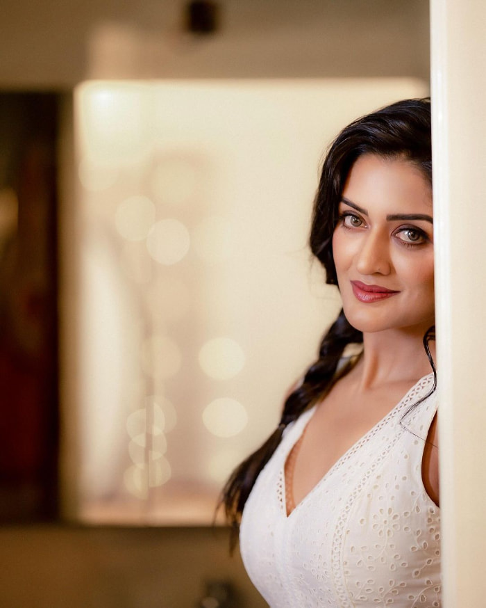 \"Captivating Vimala Raman: Stunning Photos That Ignite the Screen!\"