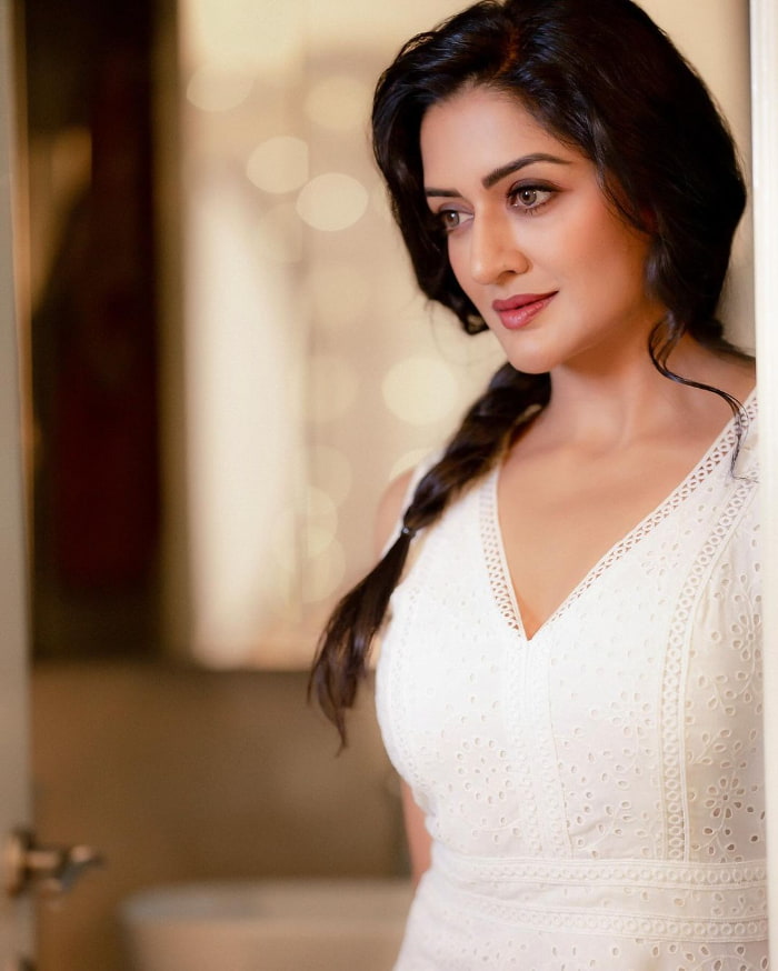 \"Captivating Vimala Raman: Stunning Photos That Ignite the Screen!\"