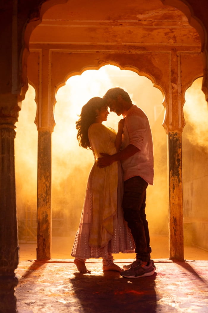 New song 'Dekhha Tenu' from Mr. & Mrs. Mahi has been released.