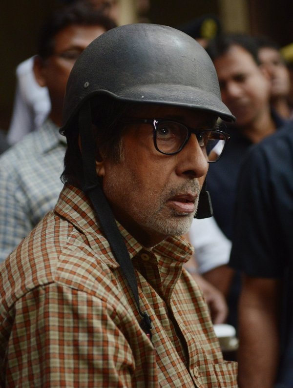 Amitabh Bachchan signs with a Bengali Director 