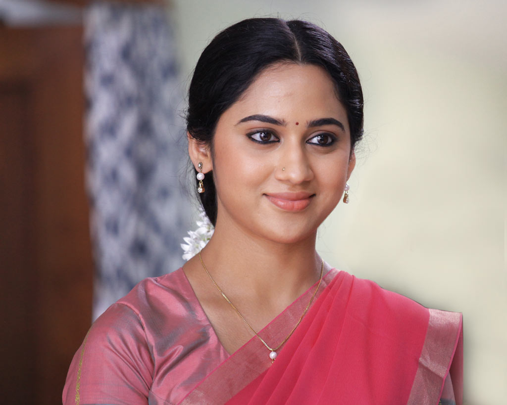 Mia George in Amara Kaaviyam